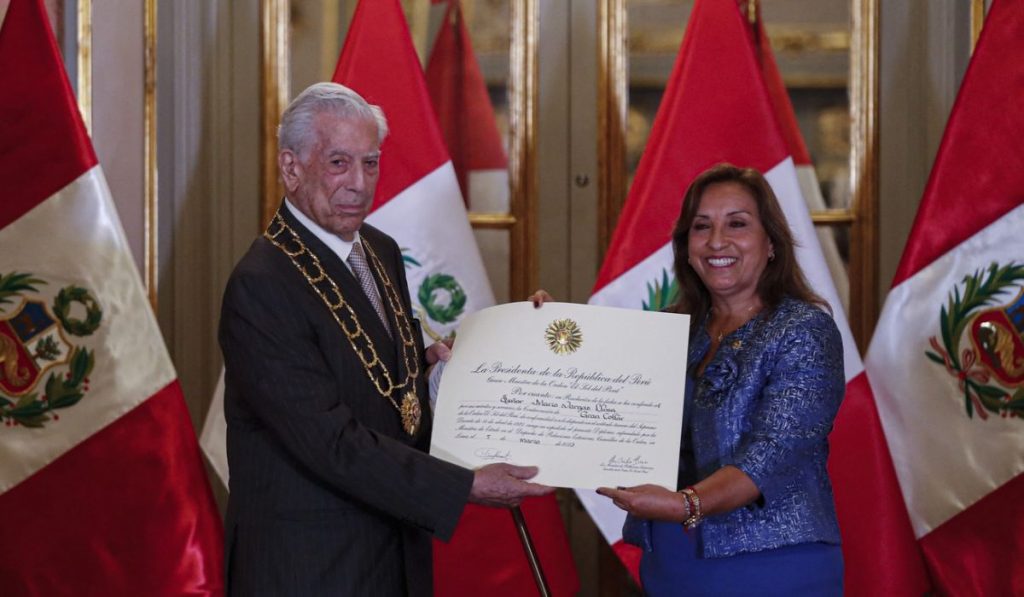 În anul 2023, Mario Vargas Llosa a primit de la președintele Peru, Dina Boluarte, marele colier al Ordinului El Sol
Foto: Profimedia Images