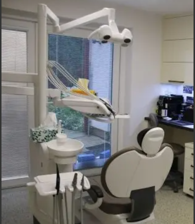 Un fals stomatolog le-a scos dinții pacienților săi cu proceduri învățate de pe net și a adunat 185.000 de euro. Ce pedeapsă riscă